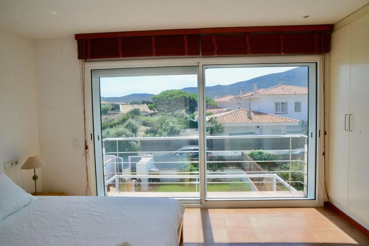 Beachfront Duplex With Terrace And Sea Views - Кадакес 0*,